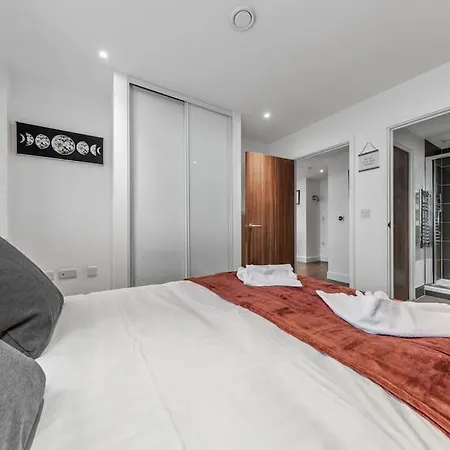 New Apartment 20 Mins From Waterloo London Bp36